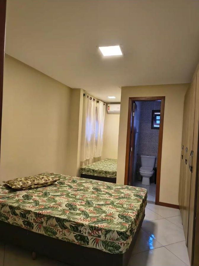 Suíte com cama de casal e banheiro